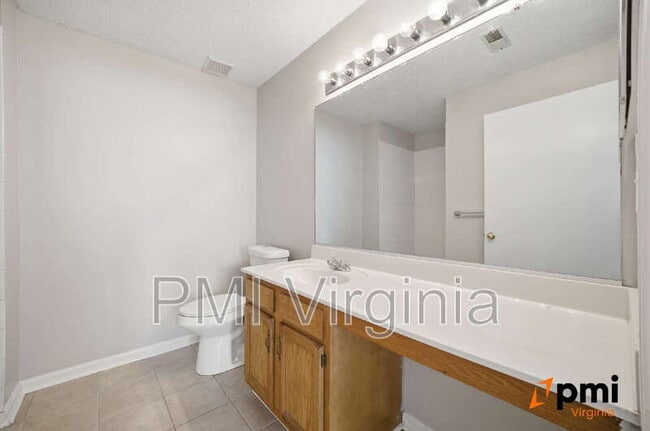 Building Photo - 417 Adkins Arch