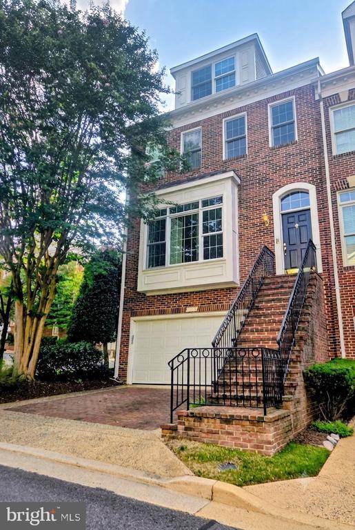 Building Photo - 2229 N Oak Ct