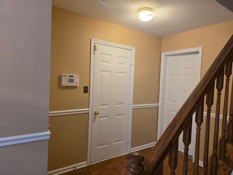 1st floor entrance - 8628 Indian Springs Rd