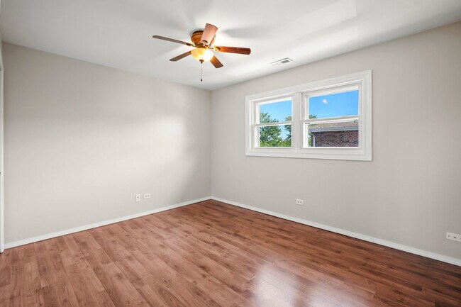 Building Photo - 519 Hillside Dr