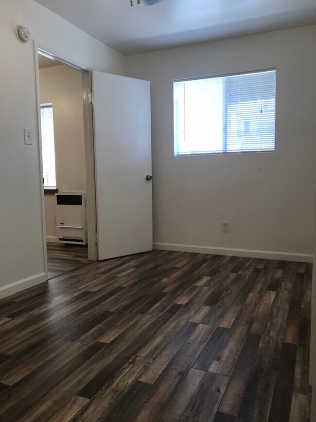 Building Photo - Gorgeous 1+1  in Glendale - Close to Eagle...