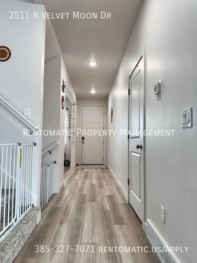 Building Photo - 2511 N Velvet Moon Dr