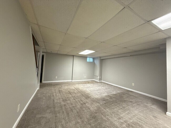 Building Photo - Beautiful Three Bedroom Home In Essex