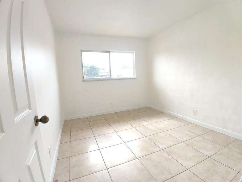 Building Photo - 3961 SW 51st St