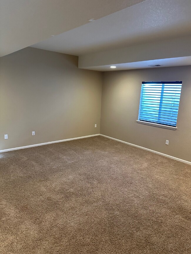 Building Photo - "Spacious 5-Bedroom Home in Thornton with ...