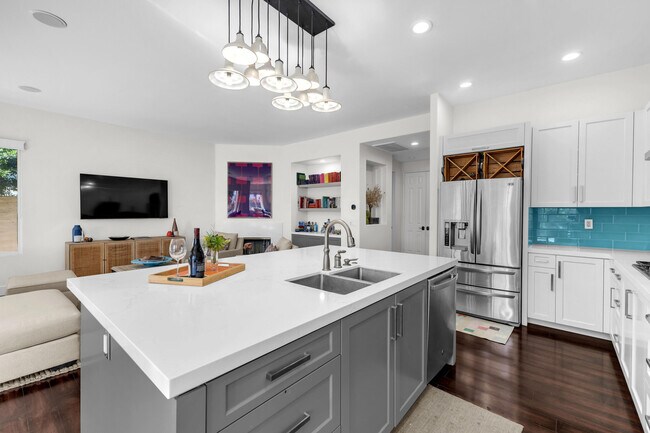 Building Photo - 35 Calle La Reina