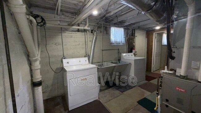 Building Photo - 837 SE Blakeley Ave