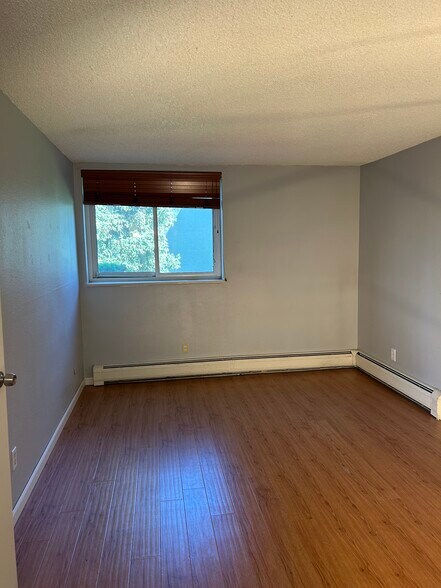 Building Photo - 1350 Golden Cir