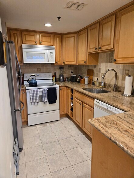 Building Photo - 193 Oak St