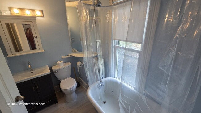 Building Photo - Freshly painted 4 bed Duplex in South Minn...
