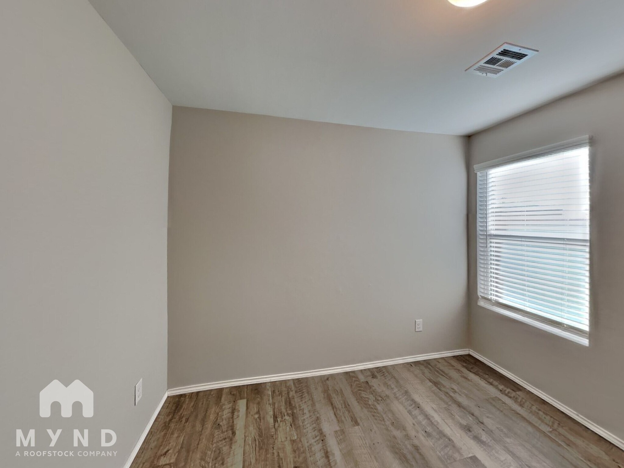 Building Photo - 726 W Lola Dr