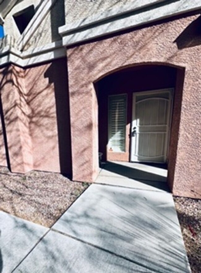 Building Photo - Cozy 1st-floor condo unit with 2 bedrooms and 2 bathrooms. Located in a guard-gated community in ...