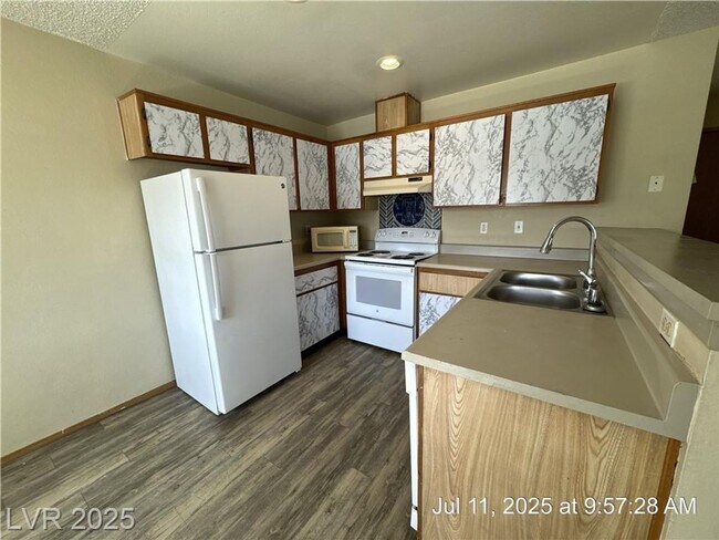 Building Photo - UPSTAIRS 2 BEDROOM UNIT ON THE EASTSIDE!