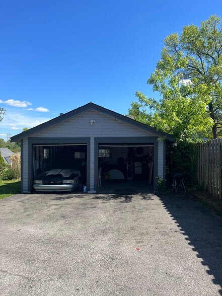 1 garage spot - 3617 Madison Rd