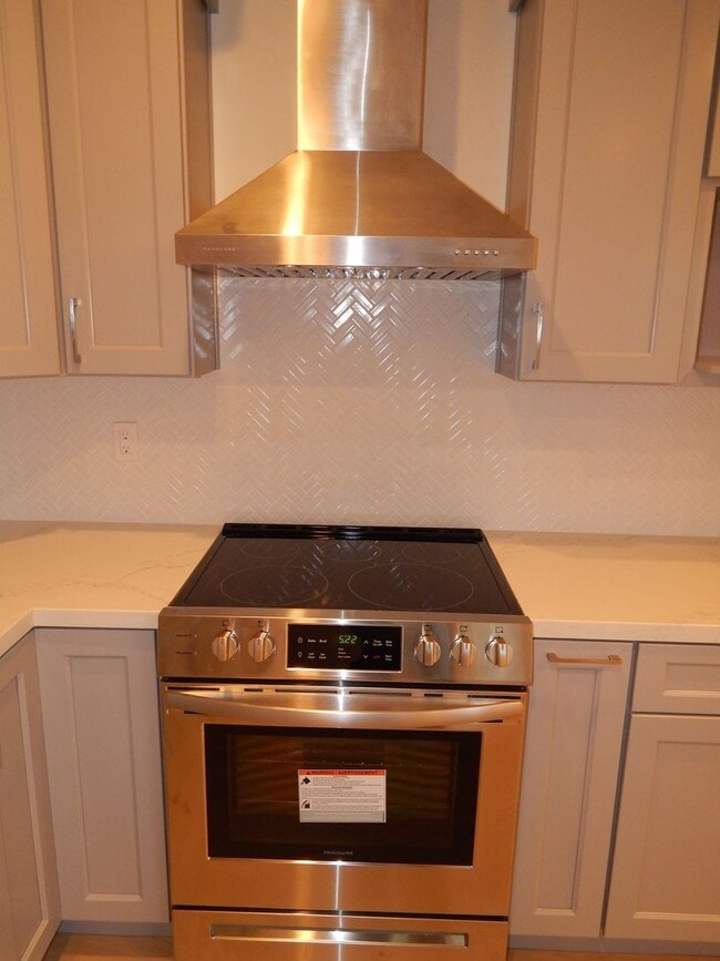 Building Photo - Rent $1900- Deluxe newer 1 Bedroom 1 Bath duplex upper level. El Sobrante