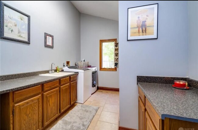 Building Photo - 3 bed 2 bath with pool