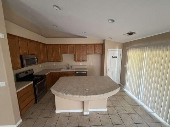 Building Photo - Charming Single-Story Home with Spacious Layout & Modern Comforts