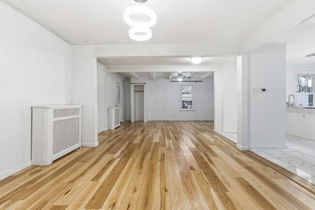 Building Photo - 16 Floyd St