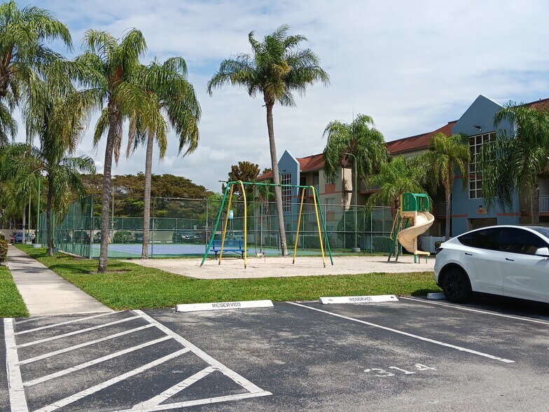 Building Photo - 18870 NW 57th Ave