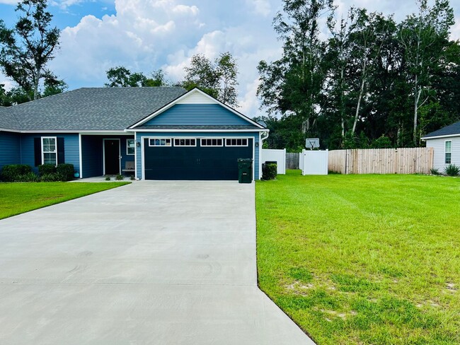 Building Photo - Modern 4-Bedroom Home with Open Layout, Sp...
