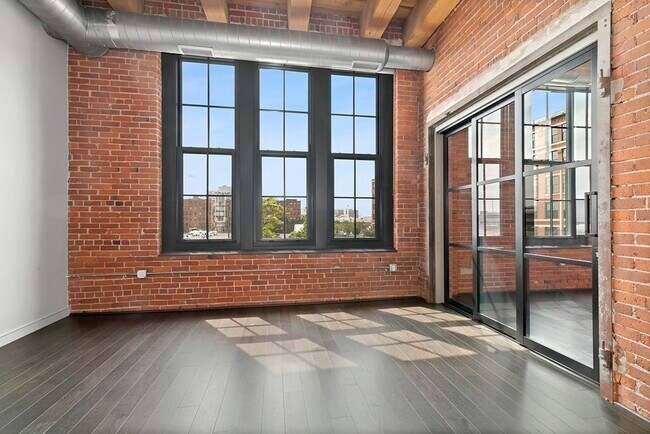 Building Photo - 319 A St