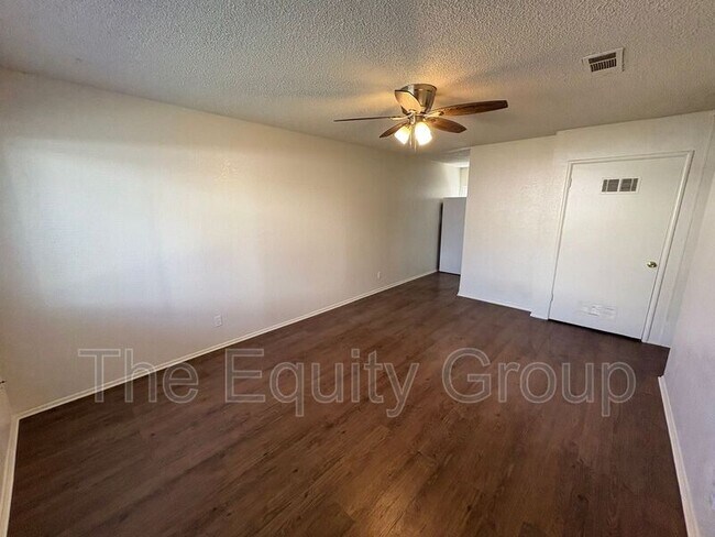 Building Photo - 1331 S Crowe St