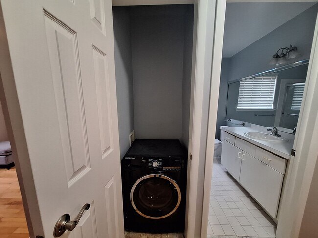 Building Photo - Charming Rochester Condo