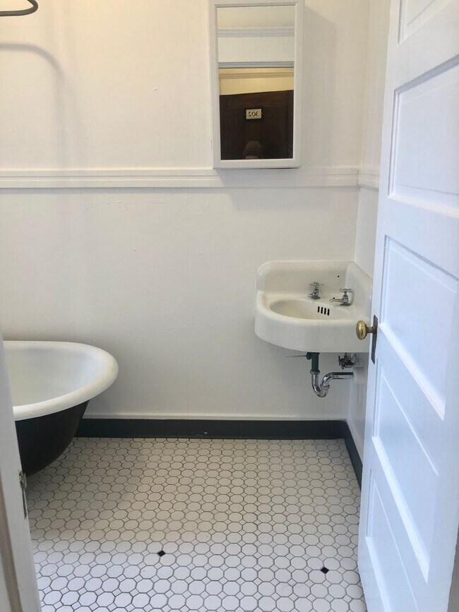 Building Photo - Another Move in Special in time for Spring! - NE Views out Bay Windows on the TOP FLOOR!