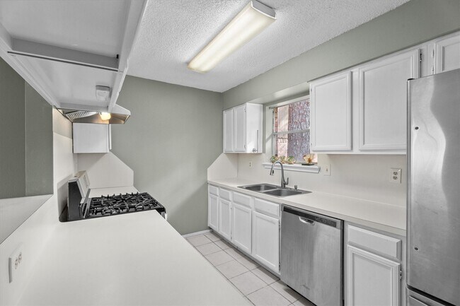 Building Photo - 6 S Pineplank Ct