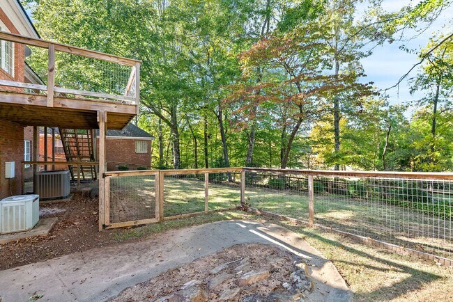 Building Photo - 1902 Hillbrook Cir