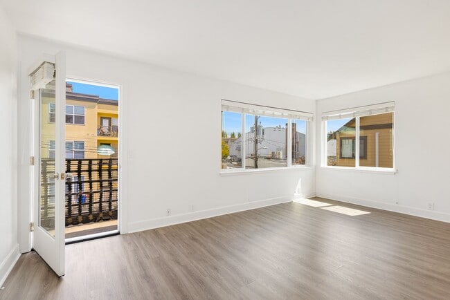 Building Photo - Admiral District 1 Bedroom Condo with Laun...