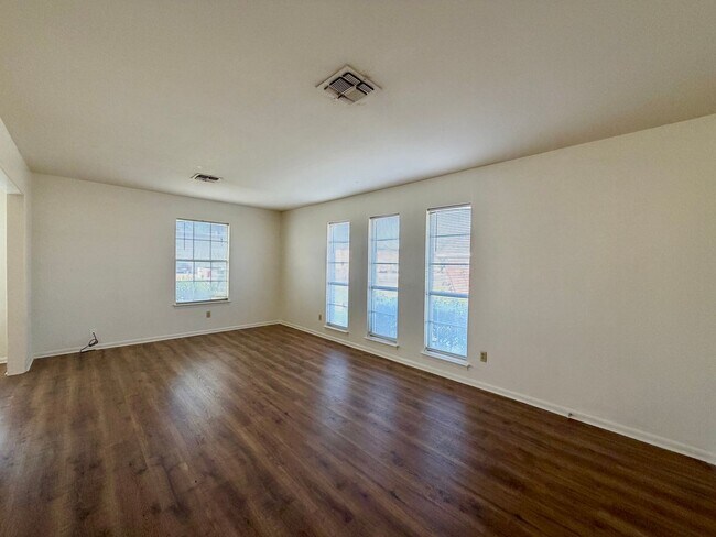 Building Photo - Duplex *LEASING SPECIAL AVAILABLE*