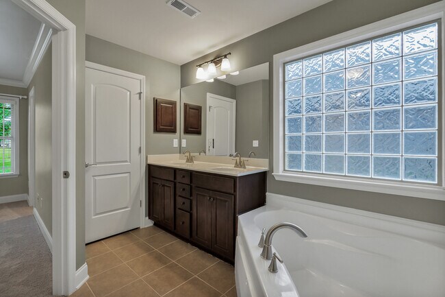 Building Photo - 128 Willow Tree Dr