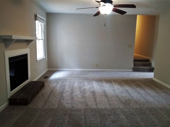 Building Photo - UPDATED & SPACIOUS 3 Bedroom 2 Bathroom home close to SHOPPING & FT BRAGG!!