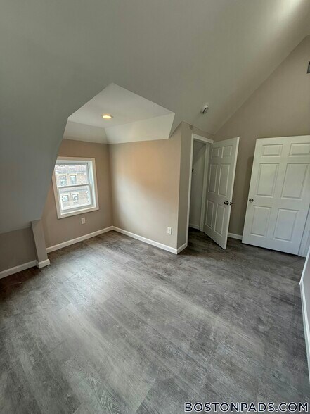 Building Photo - 16 Long Ave