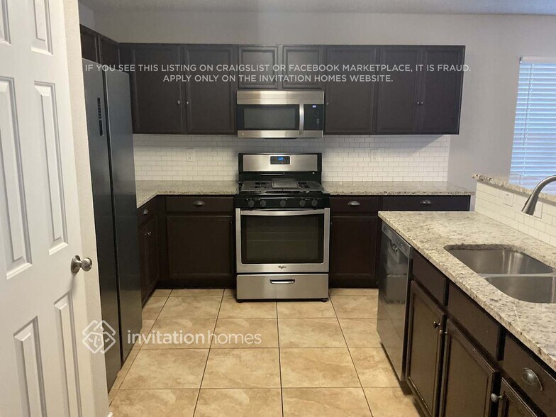 Building Photo - 910 Simi Dr