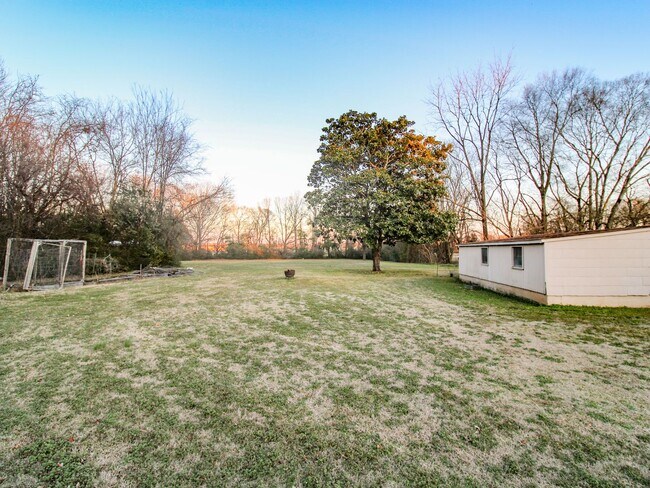 Building Photo - Downtown Athens! Walk to Athens State University! Lawn Care included!