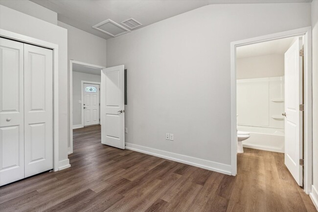 Building Photo - Newly Renovated 2 Bedroom House in Center ...