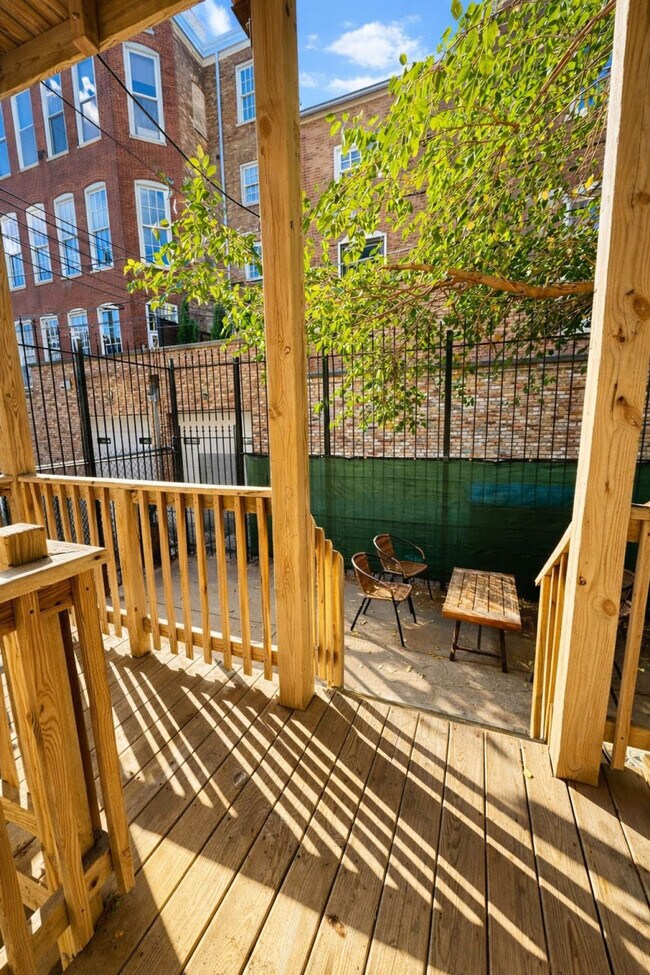 Building Photo - 736 N Throop St