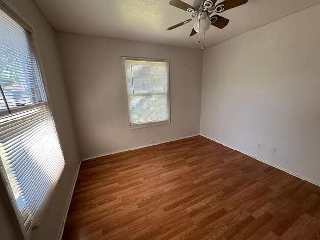 Building Photo - Single family 2 bedroom 1 bath, yard