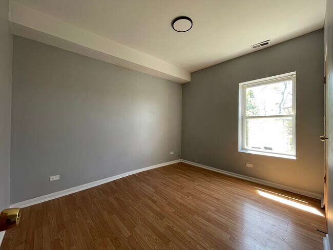 Building Photo - 1152 N Harding Ave