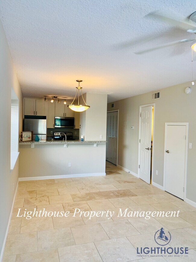 Building Photo - Renovated 2 Bedroom Townhome Just 8 Blocks From The Beach