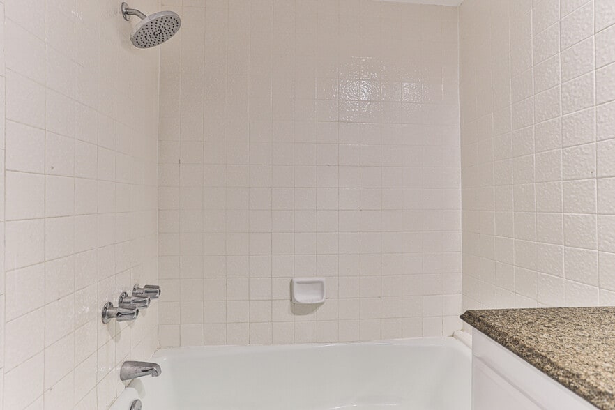 Building Photo - 222 N Rose St