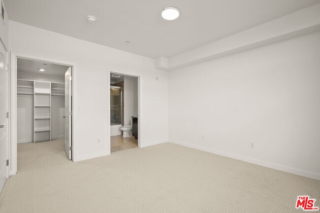 Building Photo - 401 Serrano Ave