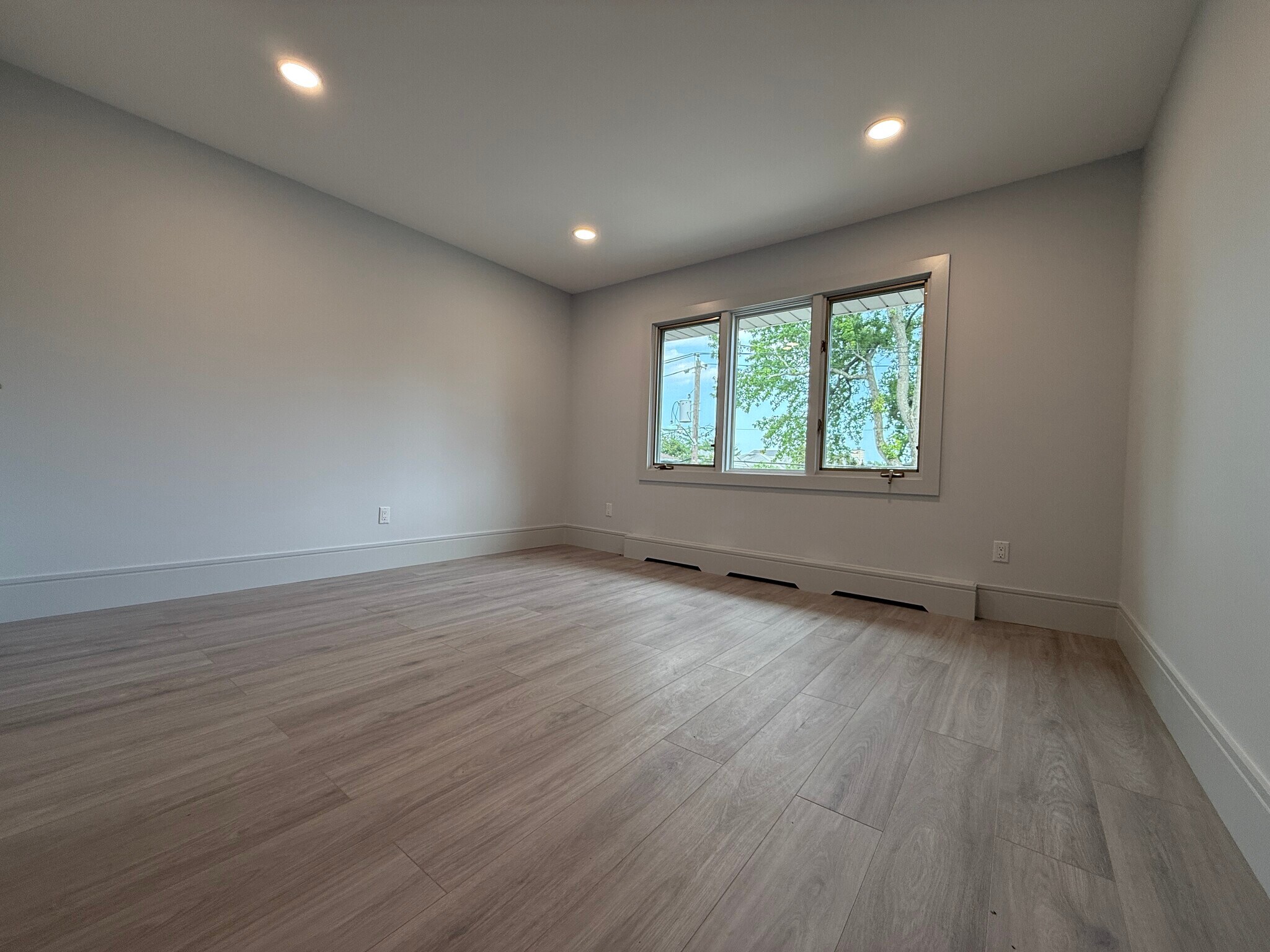 Building Photo - 2357 Linwood Ave