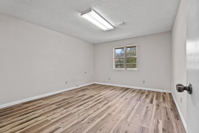 Building Photo - 1425 N Stoneridge Manor