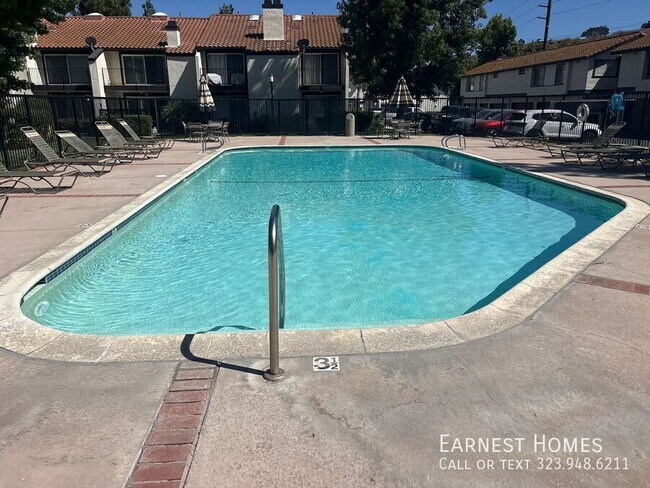 Building Photo - 5606 Las Virgenes Rd