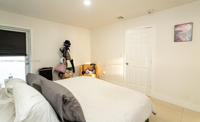 Building Photo - 2388 NE 173rd St