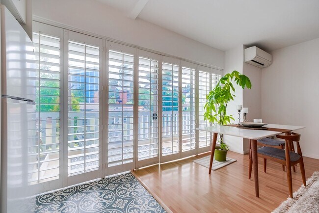 Building Photo - 999 N Doheny Dr