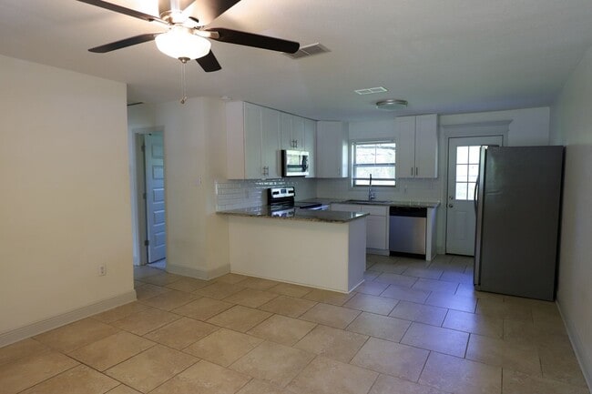 Building Photo - 133 Hickory Dr